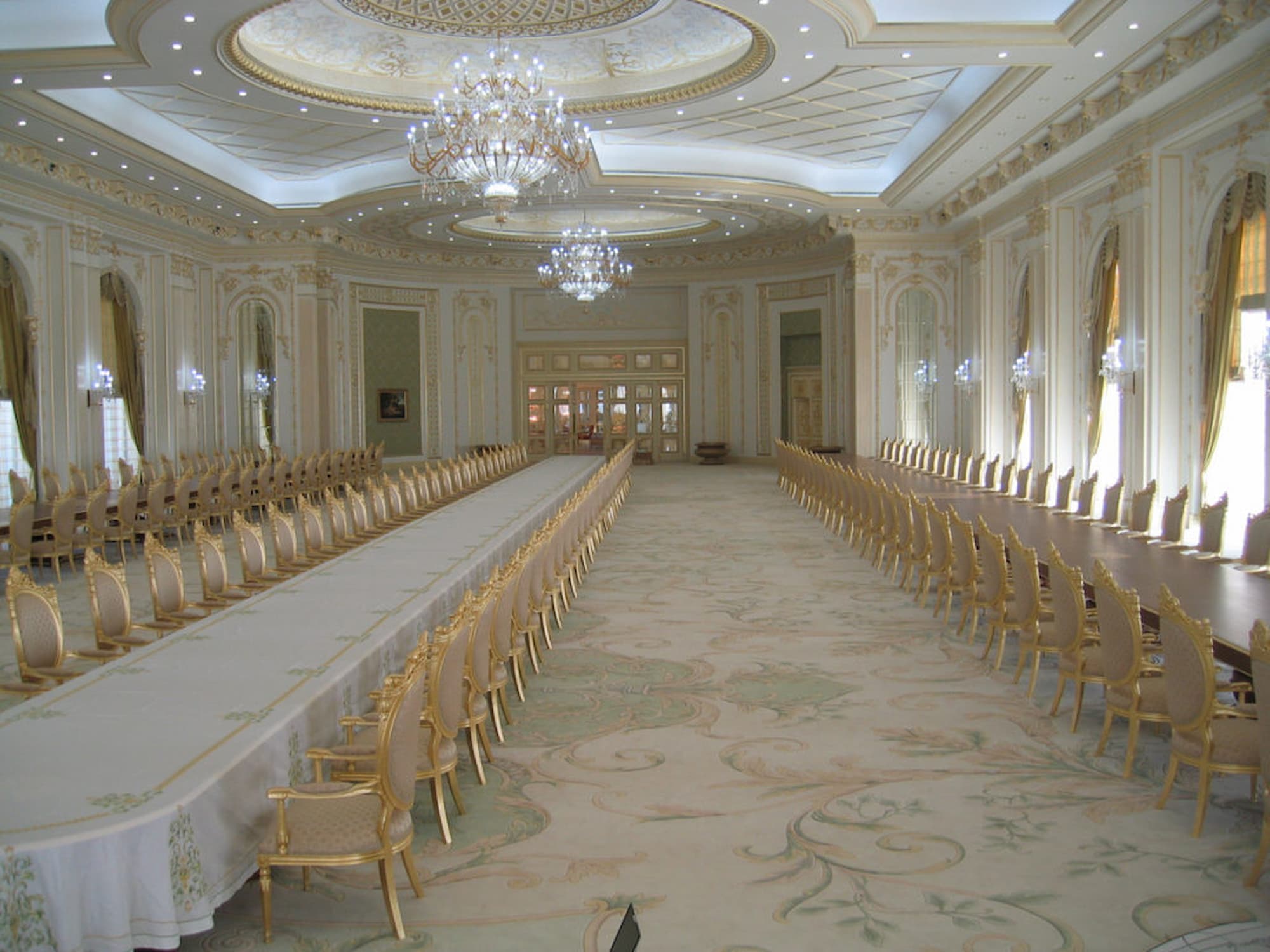 BRODERIE SUR MESURE PALAIS ROYAL | Erdem Créations Broderie sur mesure pour hôtel de luxe, famille Royale, palais d’Emirs en France, Europe et International Mirecourt 0